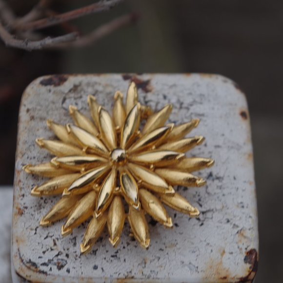 Vintage 3D Flower Articulate Brushed Gold plated - Picture 4 of 4